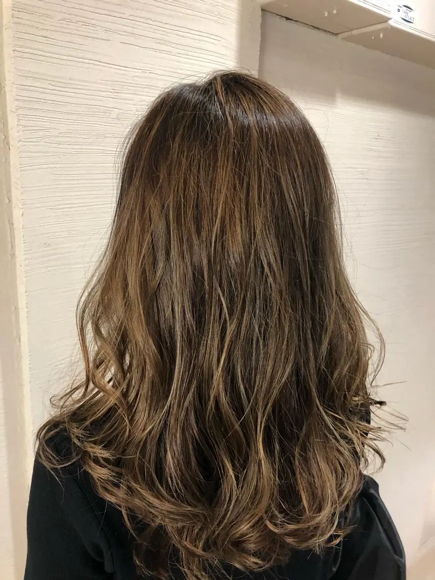 カラー ベージュカラー グラデーションカラー ハイライトカラー レイヤーカット 早崎太生のヘアスタイル