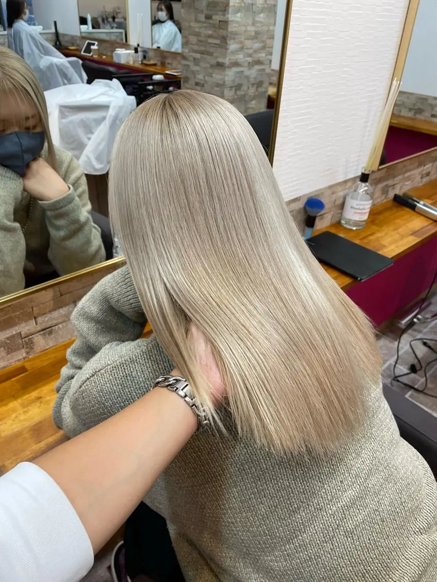ロング カラー ブロンド ホワイトブロンド ヘアカラー YUI/ ブリーチカラー🌷のヘアスタイル