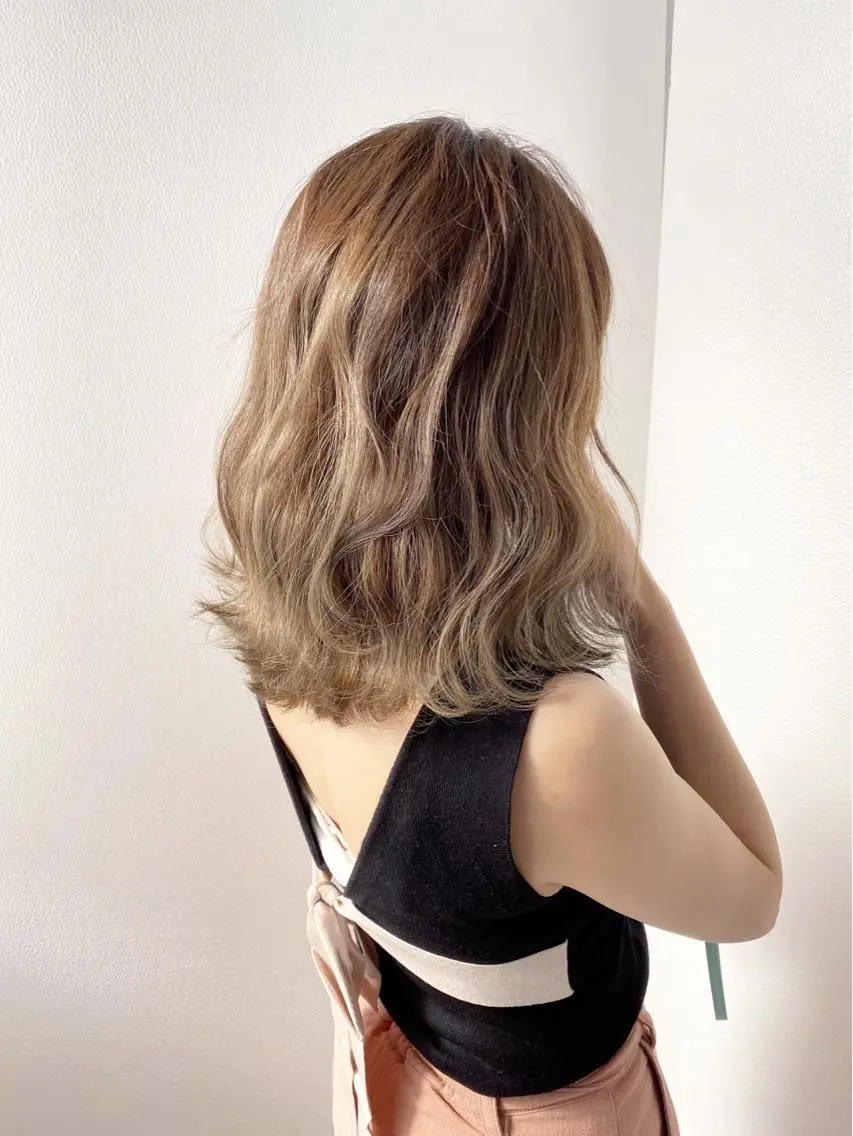 セミロング ハイライト カット ヘアカラー en Siena エンシエナのヘアスタイル