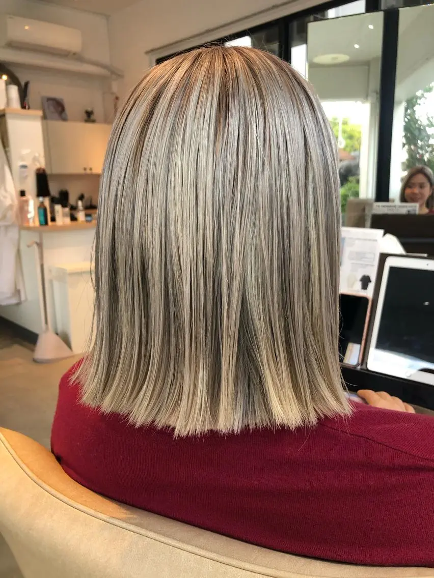 ミディアム カラー ベージュカラー ブリーチ ホワイトベージュ 林 梓のヘアスタイル