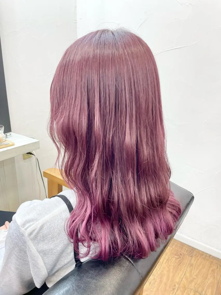 ロング ピンクラベンダー 青木 優歩のヘアスタイル