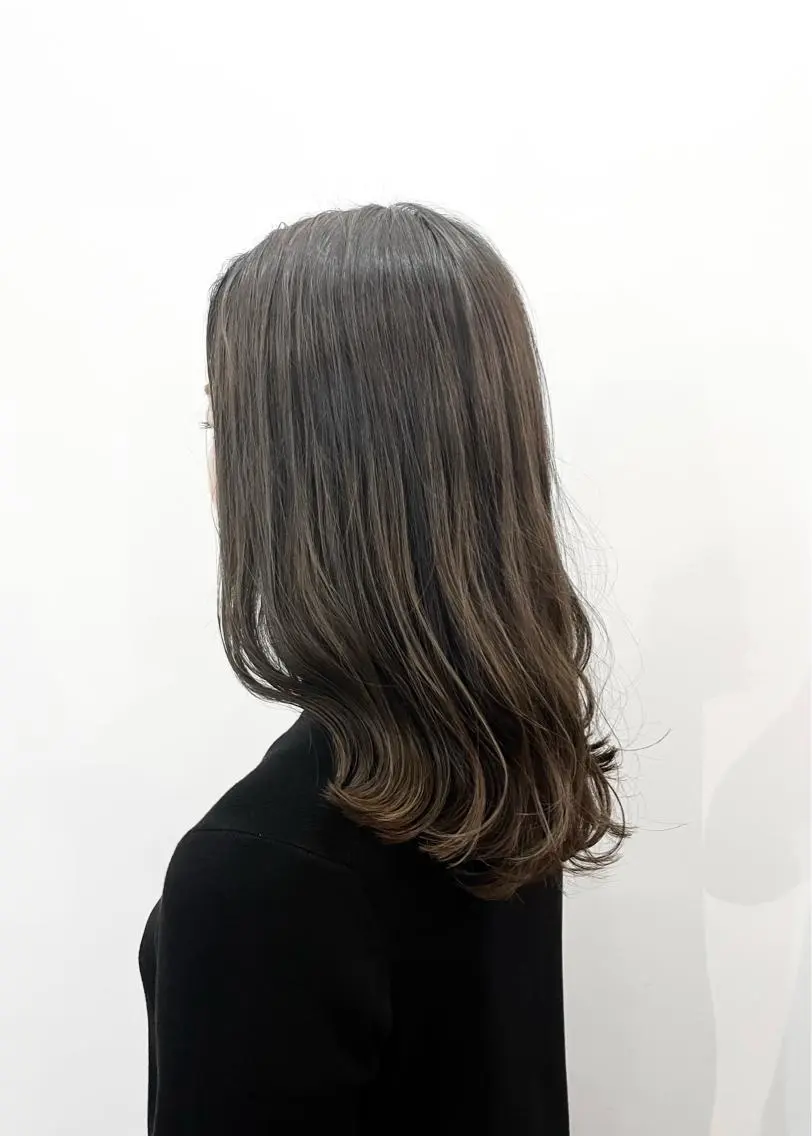 セミロング カラー ブリーチ ダブルカラー グレージュ ハイライトカラー ハイトーンカラー LadyBeetle 山本泰史のヘアスタイル
