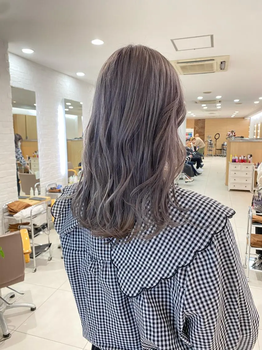 ロング カラー ブリーチ シルバー 🍀透明感抜群🍀/ ハイトーンカラーのヘアスタイル
