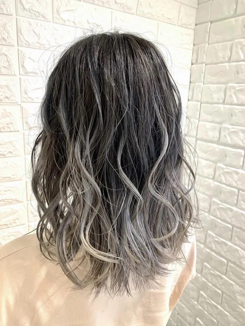セミロング カラー バレイヤージュ グラデーションカラー グレージュ シルバー シルバーグレージュ ヘアカラー トリートメント ハイトーン/ブリーチ 山崎 悠次のヘアスタイル