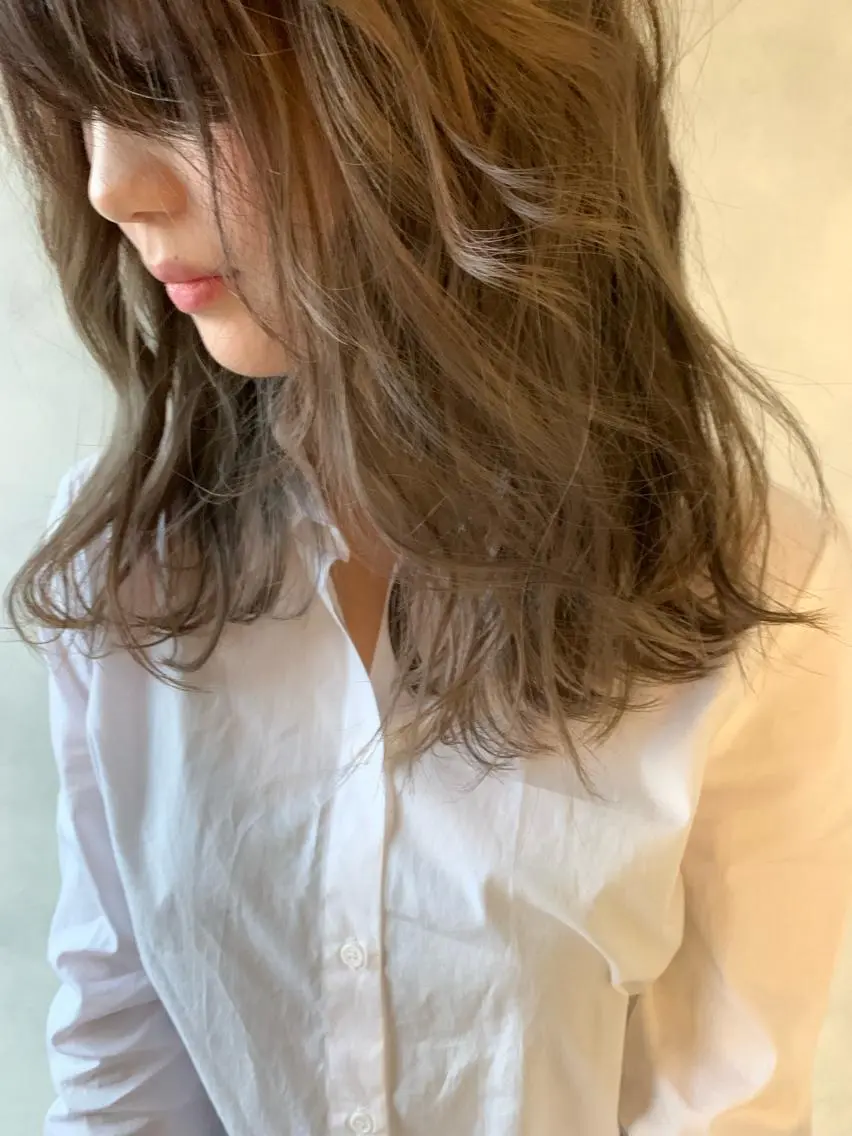 ミディアム カラー グレージュ 韓国レイヤー×艶髪 ハイトーンRyukiのヘアスタイル