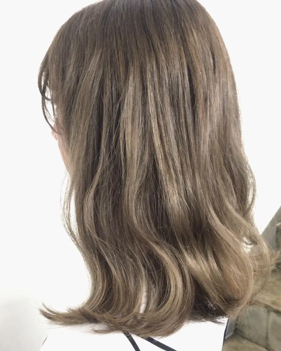 ミディアム カラー ヘアアレンジ ベージュカラー ブリーチ カット ヘアカラー トリートメント 岡崎 浩大のヘアスタイル