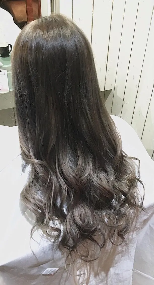 ロング カラー グラデーションカラー グレージュ miki 🦎のヘアスタイル