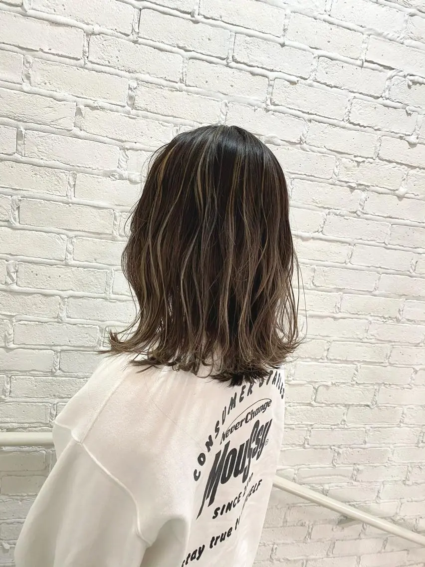 ミディアム ハイライト カット ヘアカラー 岩尾 凪のヘアスタイル
