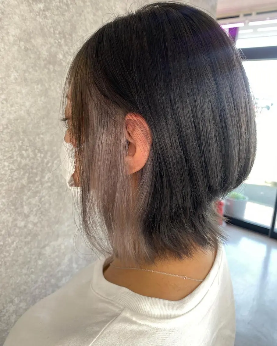 ロング カラー アッシュ ブリーチ ダークグレー ダークグレージュ イヤリングカラー UNDER vr 【アンダーバー】のヘアスタイル