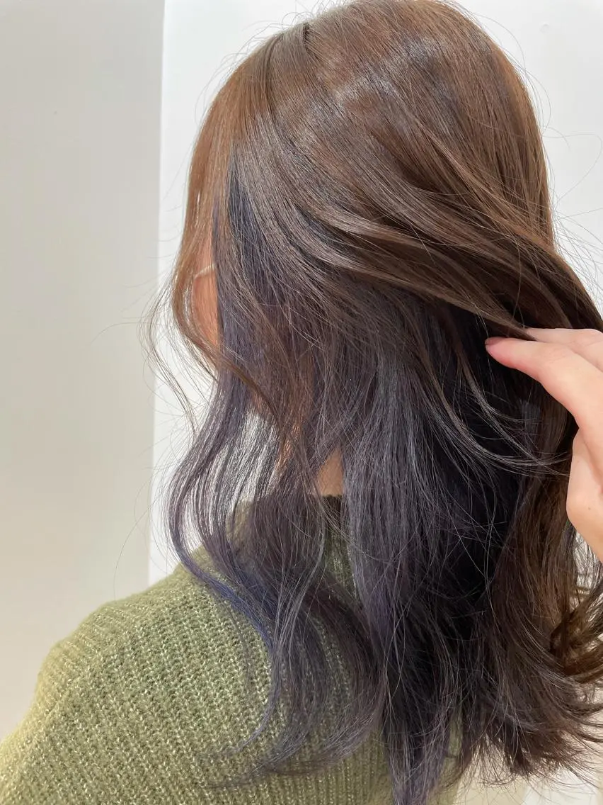 セミロング カラー インナーカラー パープルカラー 青木 梨奈のヘアスタイル