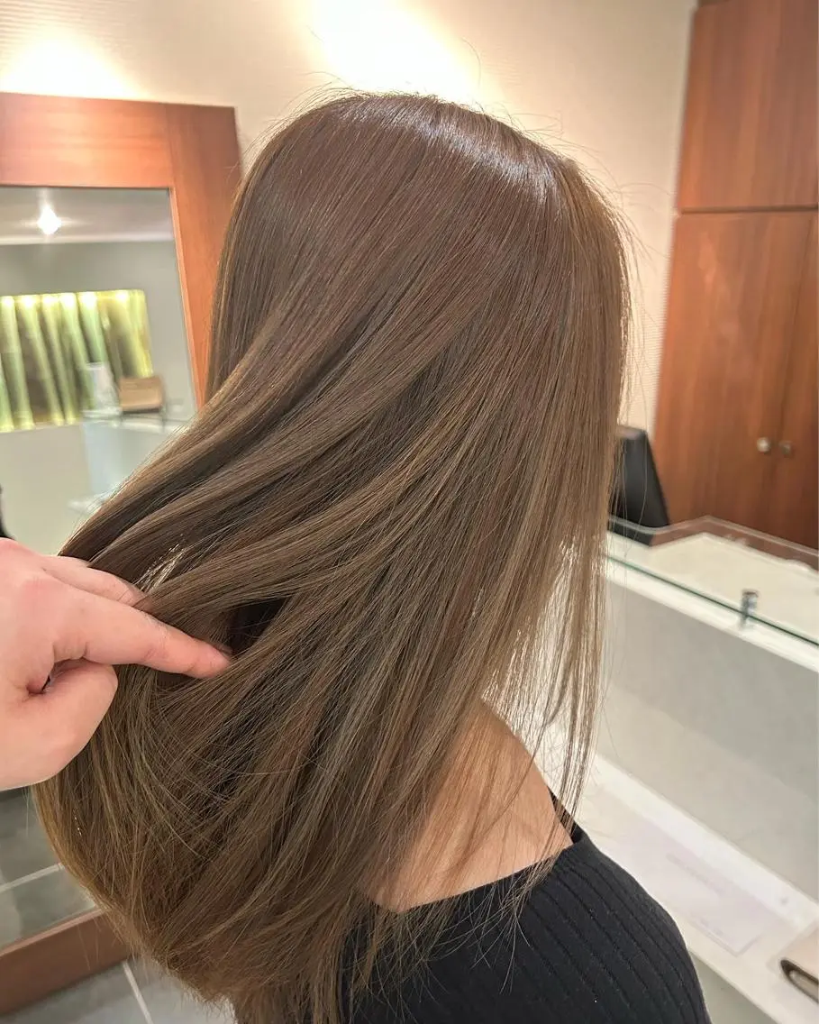 ロング カラー ベージュカラー チーフデザイナー 若林　麻衣のヘアスタイル