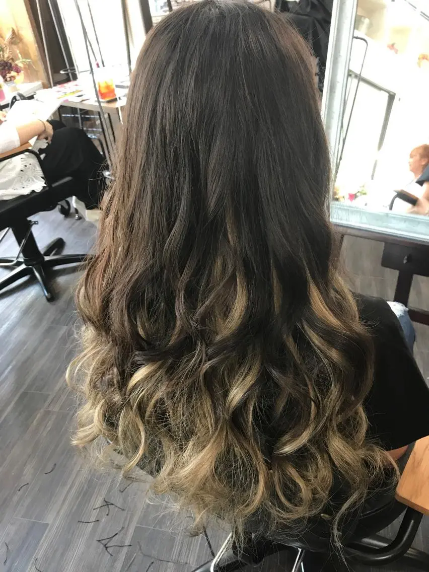 ロング カラー グラデーションカラー WEST OLAND 安藤のヘアスタイル