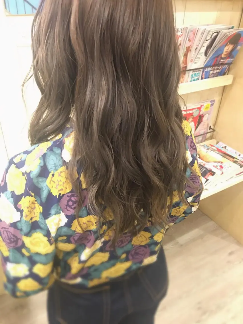 セミロング カラー ブリーチ ブリーチなしカラー 日高 香織のヘアスタイル