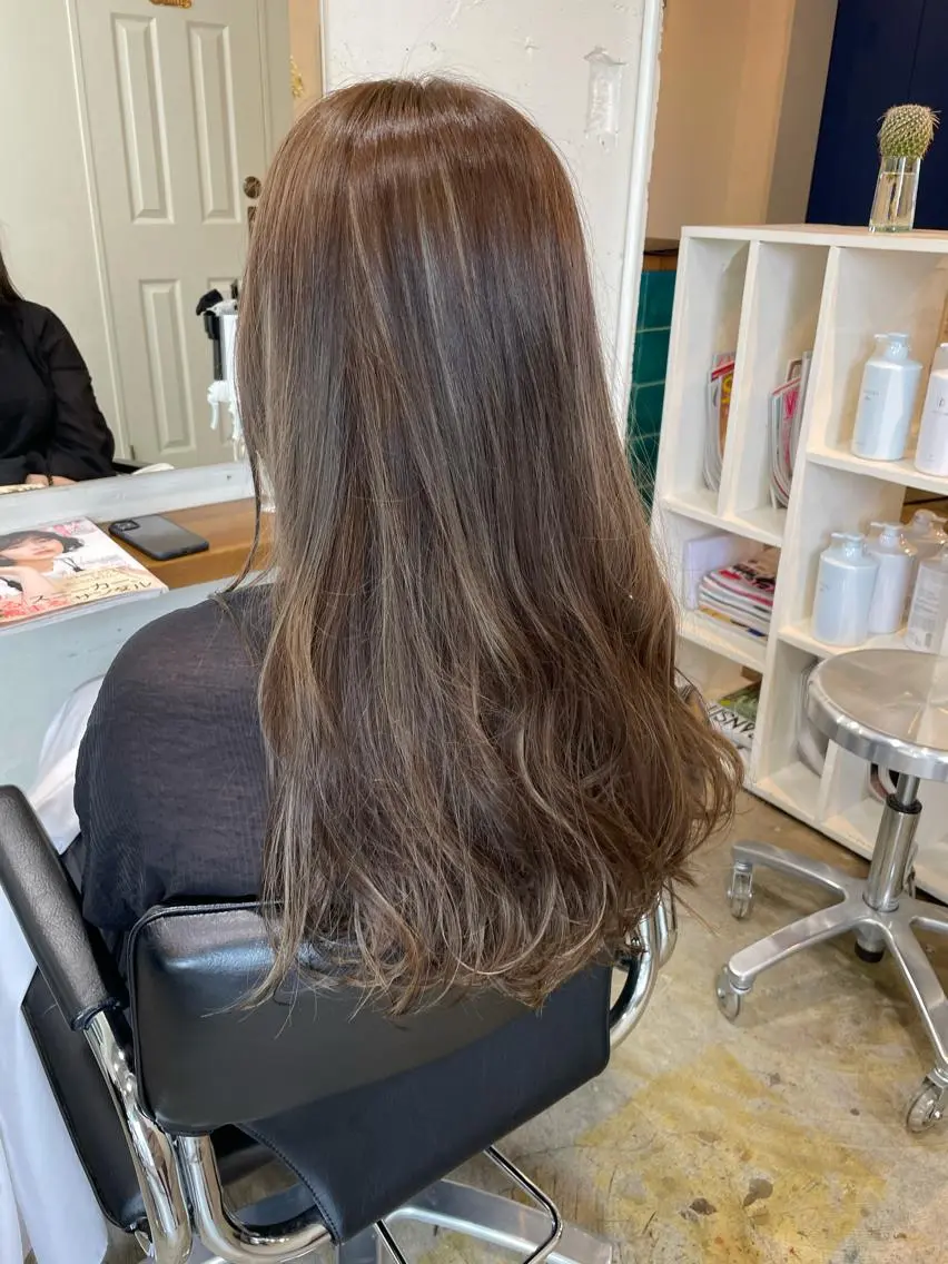 ロング カラー ヘアカラー トリートメント MIOベージュカラー 柔らかいカラーのヘアスタイル