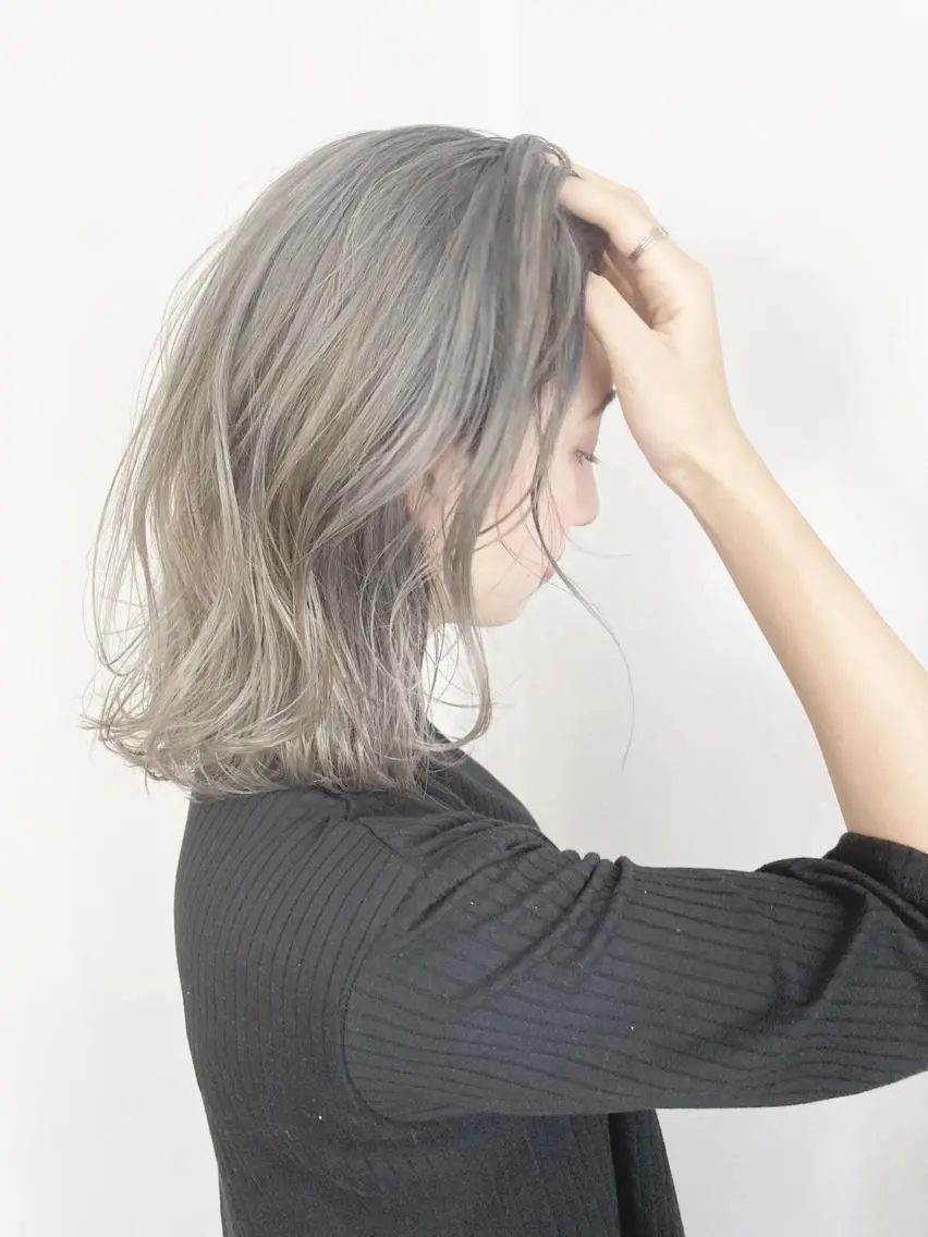 セミロング あやかショート 白髪ぼかしのヘアスタイル
