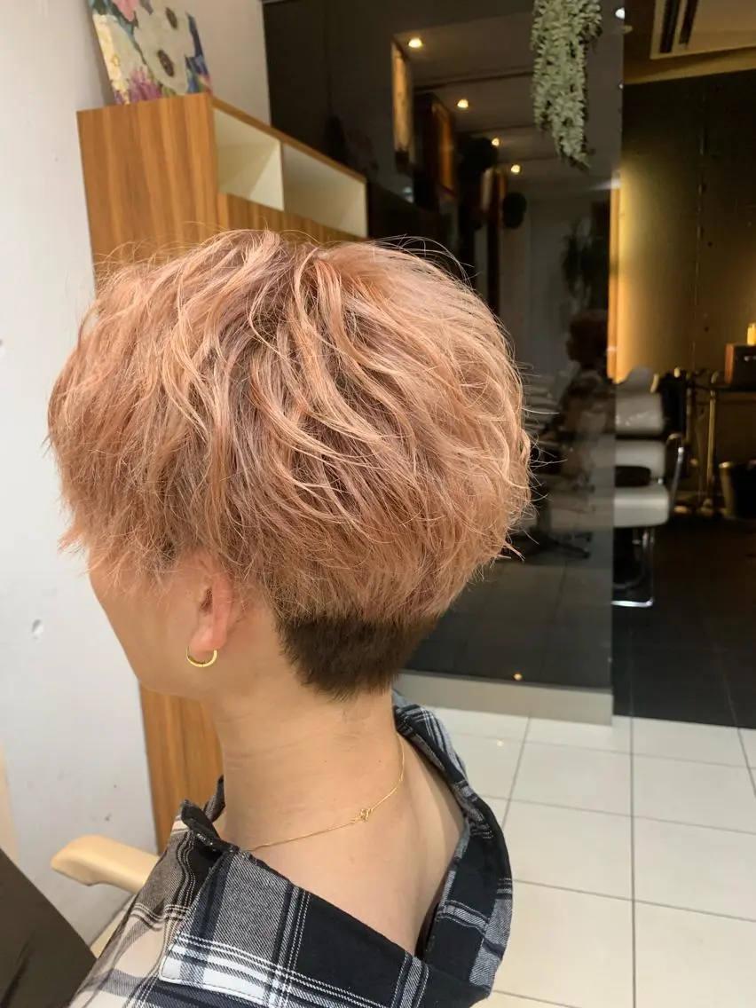 ショート カラー メンズ ピンクカラー 縮毛矯正 トリートメント 白髪ぼかしハイライト 柳川拓哉のヘアスタイル