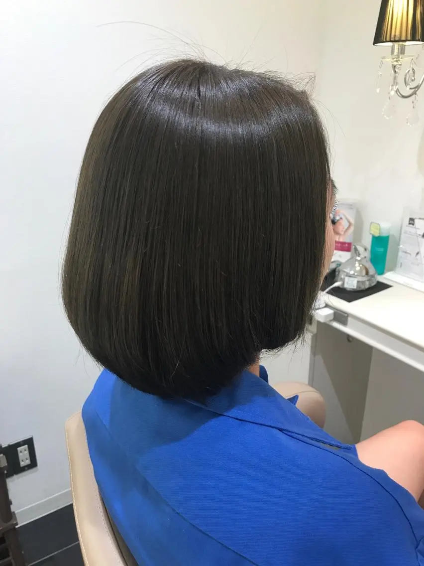 ショート カラー ブルーカラー ブルージュ 清藤綾/脱白髪染め 白髪ぼかしハイライトのヘアスタイル