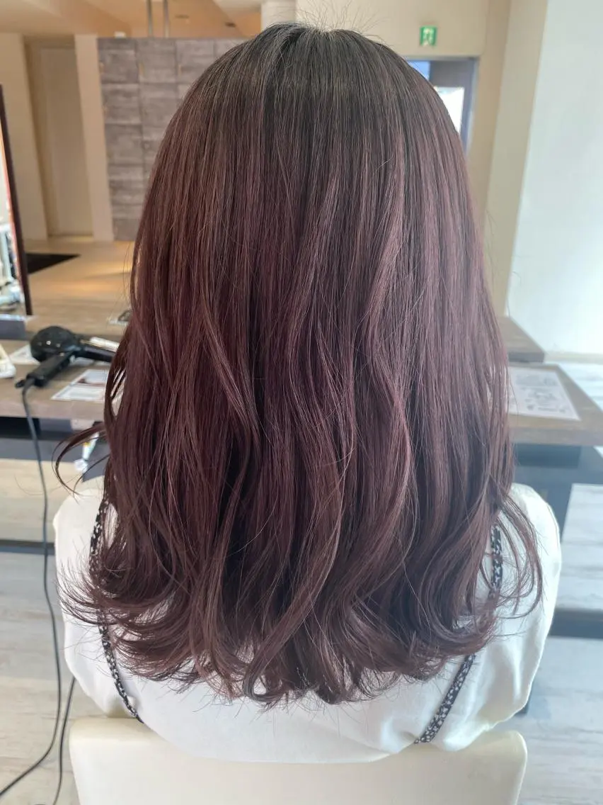 ロング カラー ブリーチ カシス 小顔レイヤー/ ベージュ🤍Rieのヘアスタイル