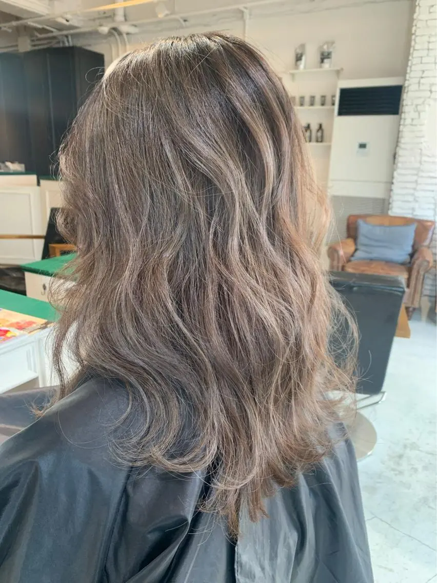 ミディアム カラー ベージュカラー フォギーベージュ グラデーションカラー Chlom🌿Top Stylist沖田のヘアスタイル