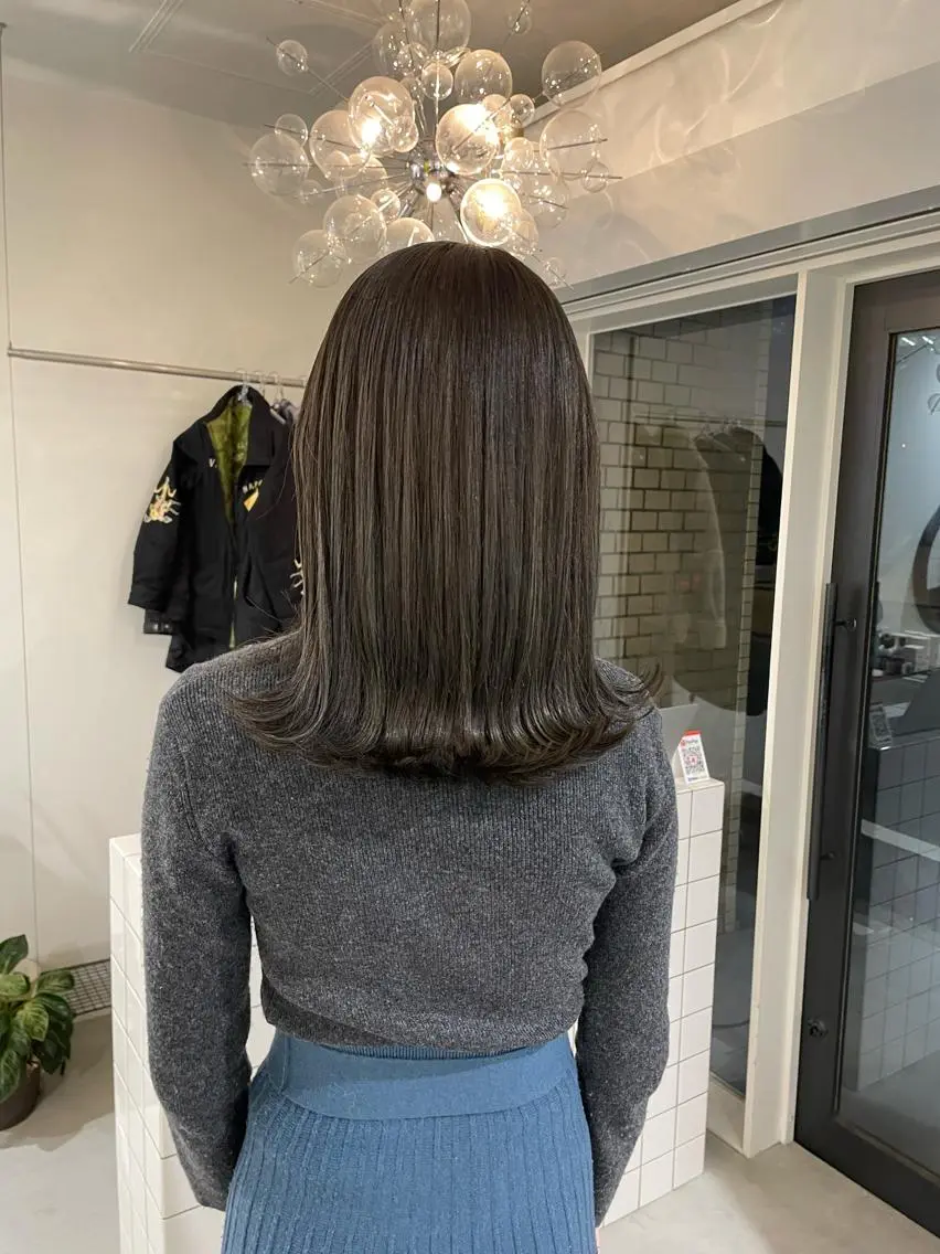 ミディアム Koto🌿 ブリーチなしカラーのヘアスタイル