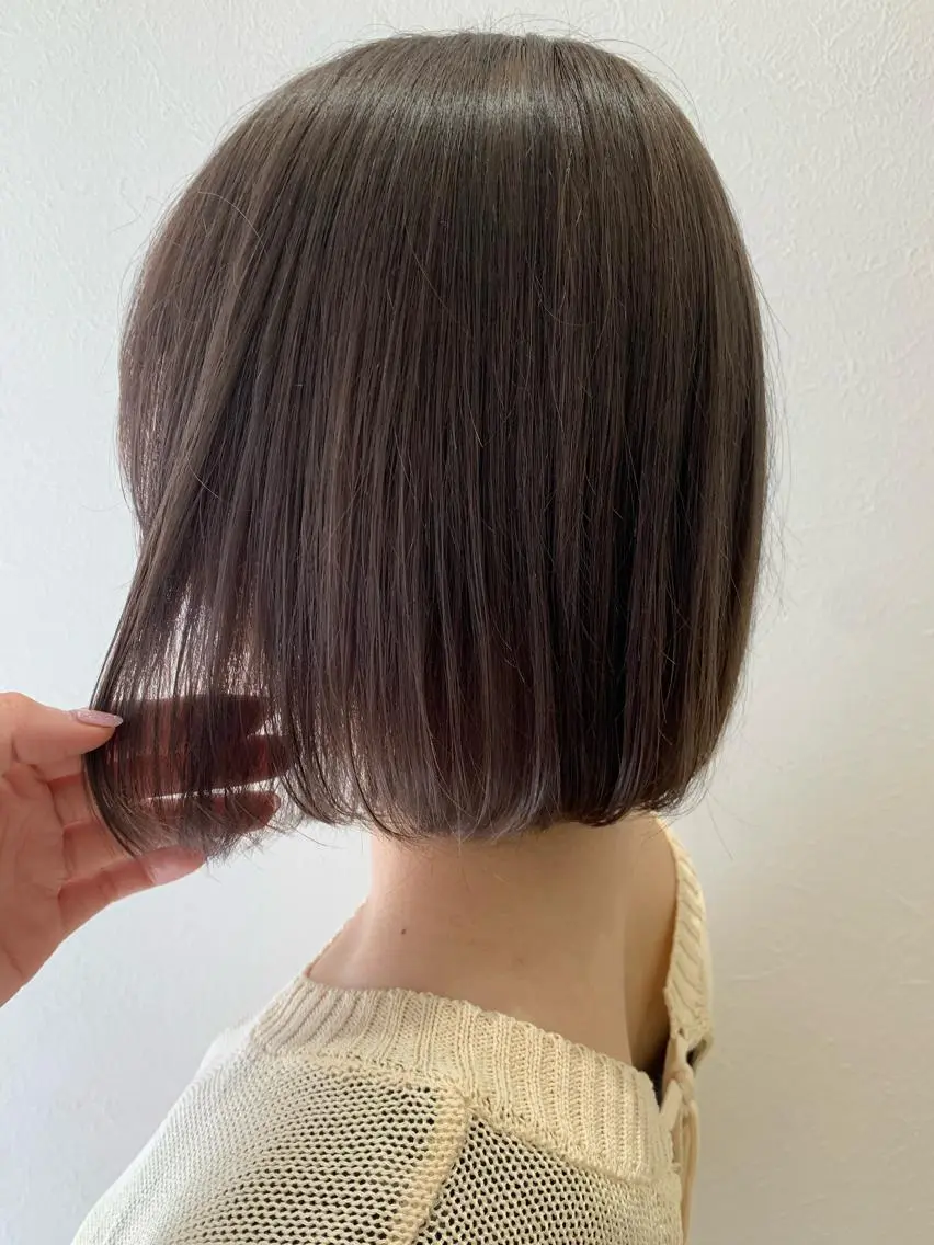 ショート カラー ブリーチ グレージュ オリーブグレージュ オリーブグレー カット ヘアカラー トリートメント hubhair レイヤー/透明感のヘアスタイル