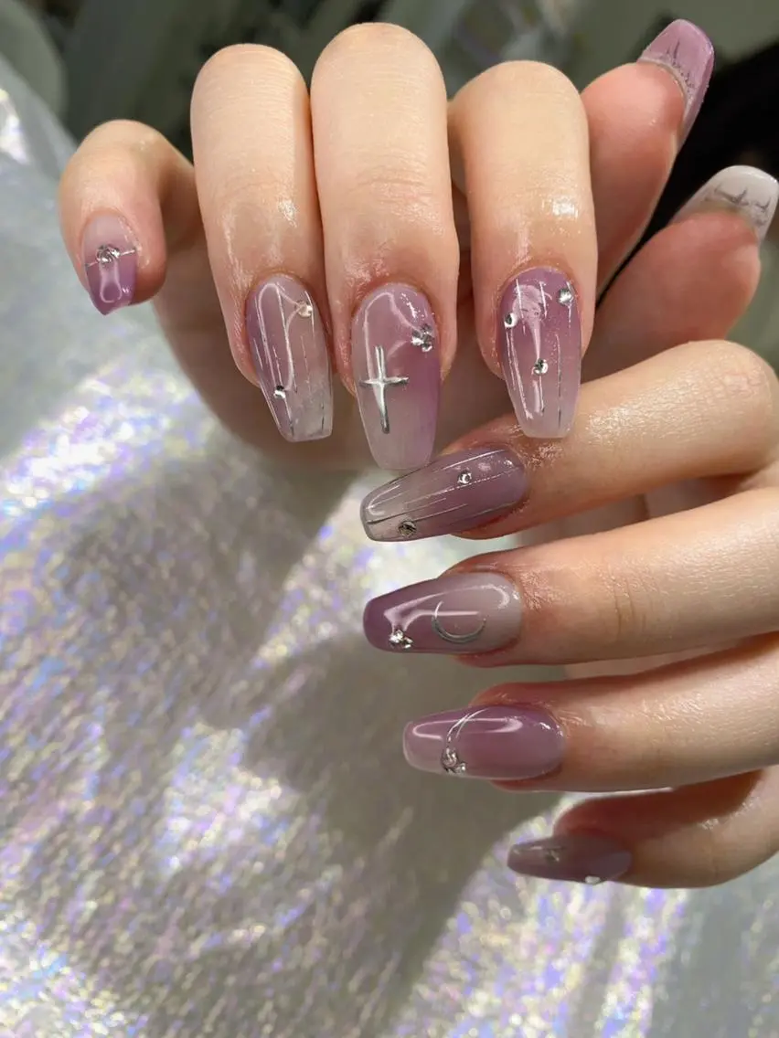 ネイル 長さ出し ネイルチップ Queen‘s なんのネイルデザイン