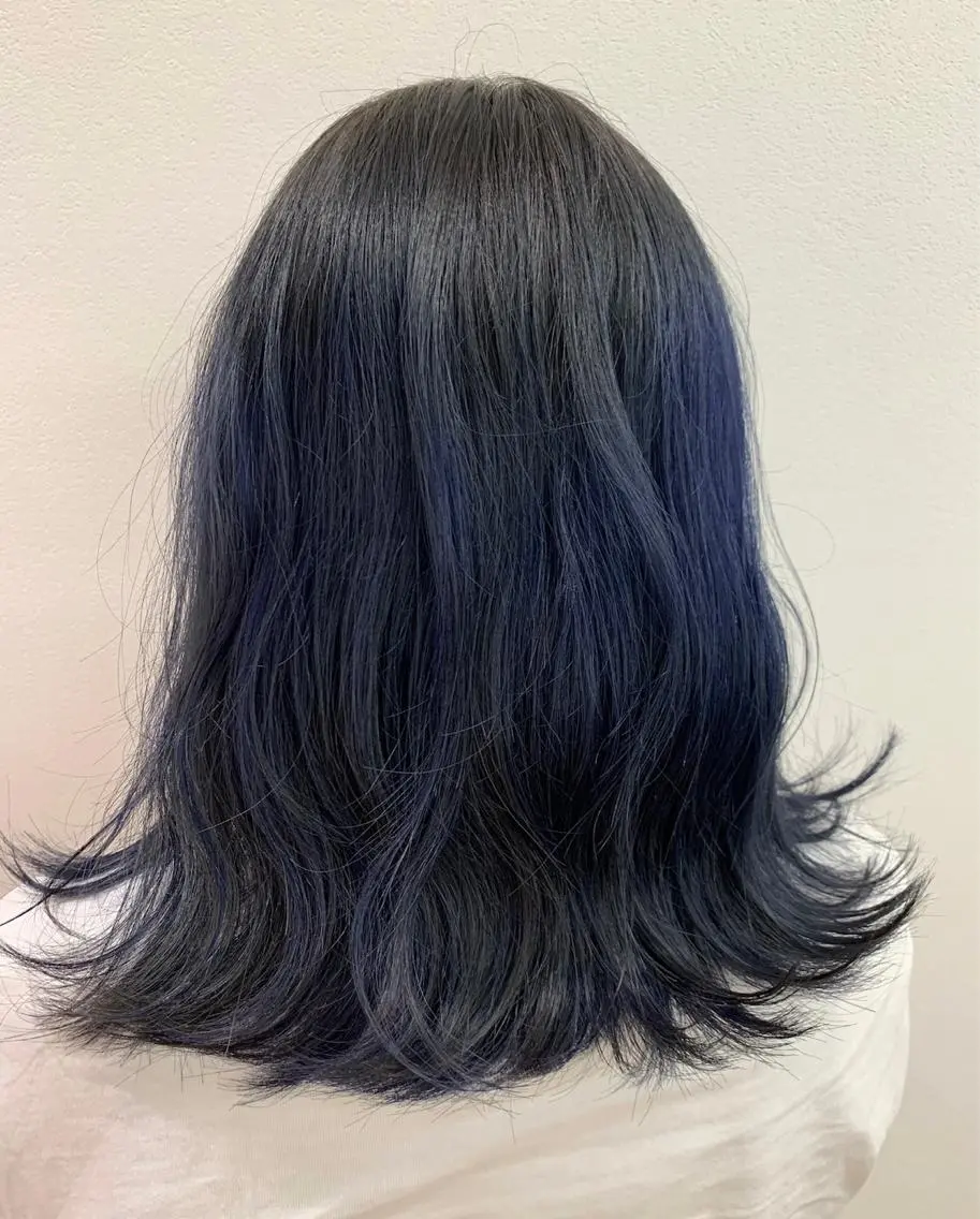 ミディアム カラー グラデーションカラー ネイビーカラー 佐々木 有彩のヘアスタイル
