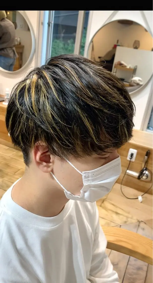 ショート カラー メンズ メンズブリーチ センターパート フェードカット メンズハイライト メンズハイトーン カット ヘアカラー メンズStylist 山根慧のヘアスタイル