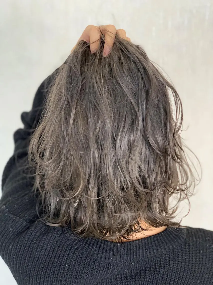 ミディアム カラー グレージュ ヘアカラー トリートメント LUXBE LUCEのヘアスタイル