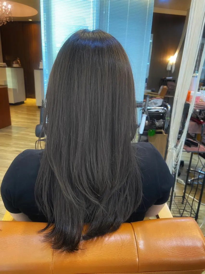 セミロング カラー ハイレイヤー レイヤーカット 川本 あゆのヘアスタイル