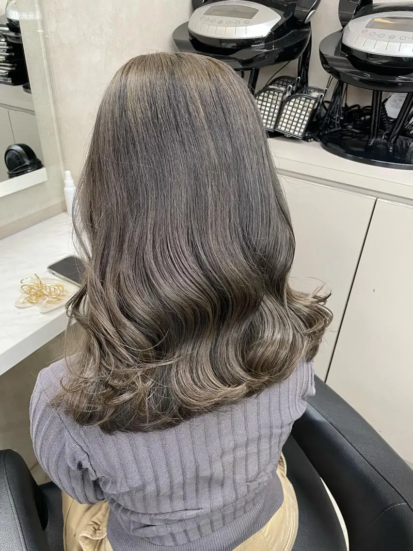セミロング カラー 抜け感レイヤー︴ ニュアンスカラーのヘアスタイル