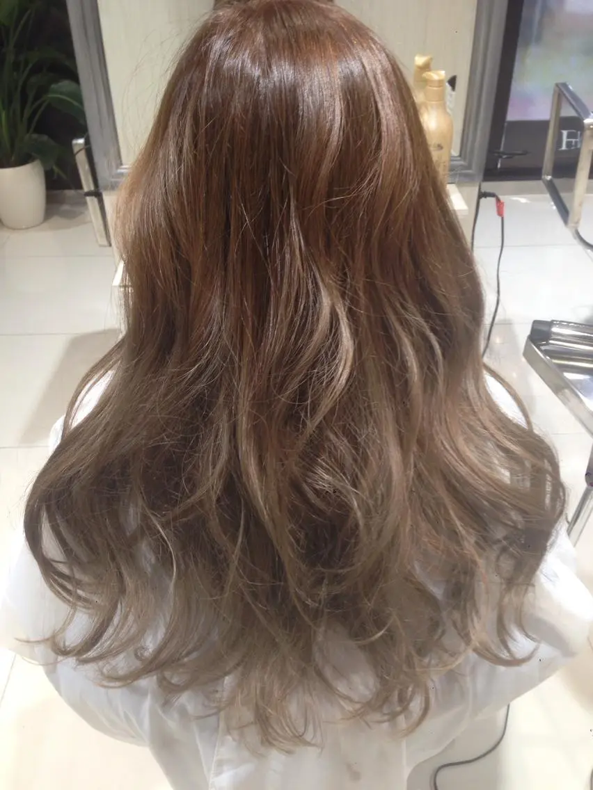 セミロング ロング カラー アッシュ ミルクティーアッシュ ✨艶髪✨透明感✨ 山内大樹のヘアスタイル