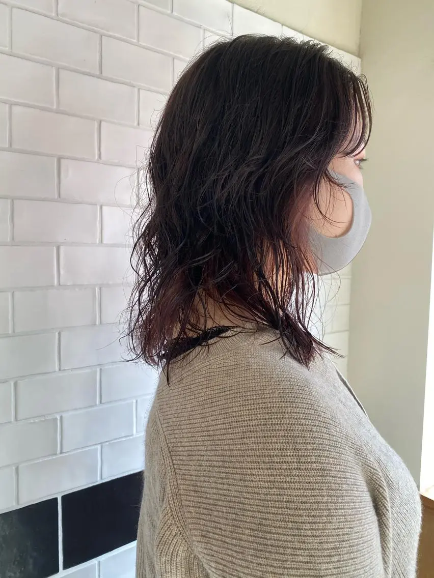 ミディアム カラー パーマ バイオレットカラー ウルフカット io濱川 遥のヘアスタイル