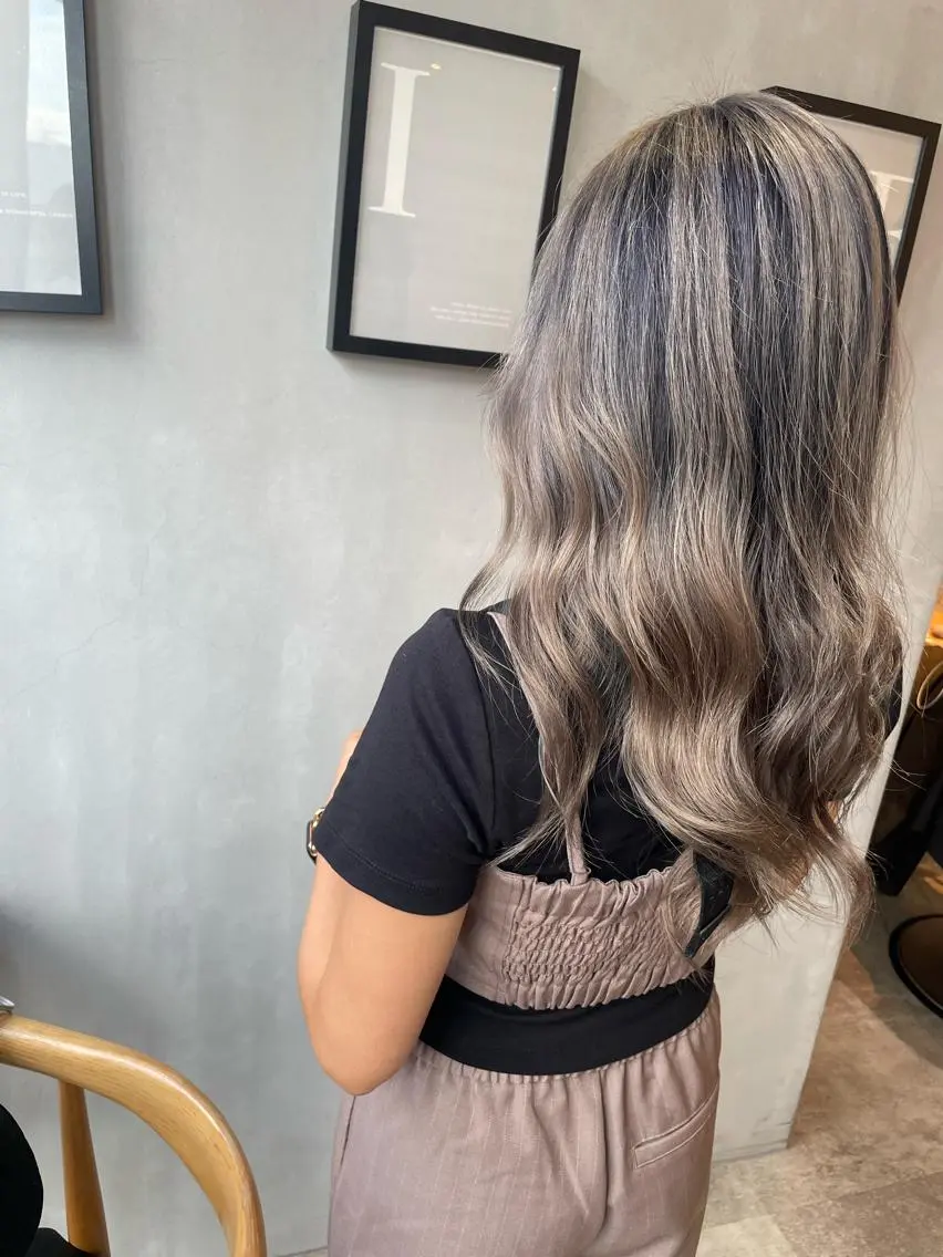 ロング レイヤーカット 複雑履歴に対応ブリー チ無しダブルカラーのヘアスタイル