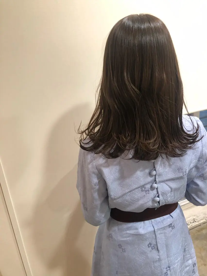 ミディアム カラー カット ヘアカラー トリートメント MIOベージュカラー 柔らかいカラーのヘアスタイル