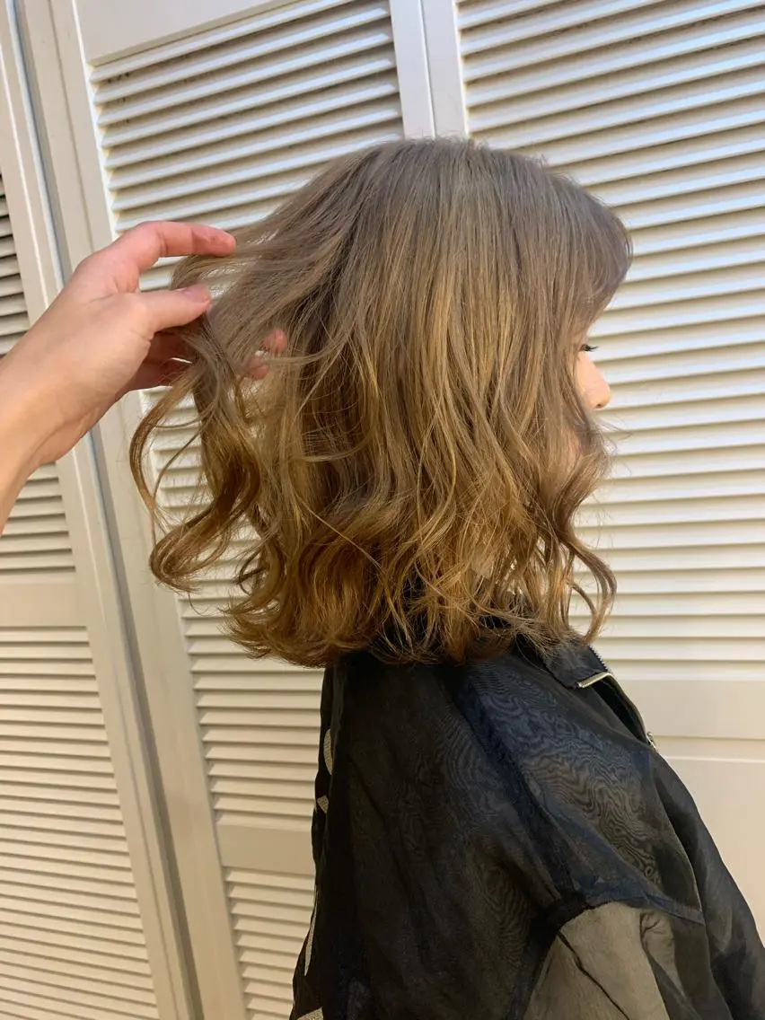ミディアム カラー ブロンド 天野 利咲のヘアスタイル