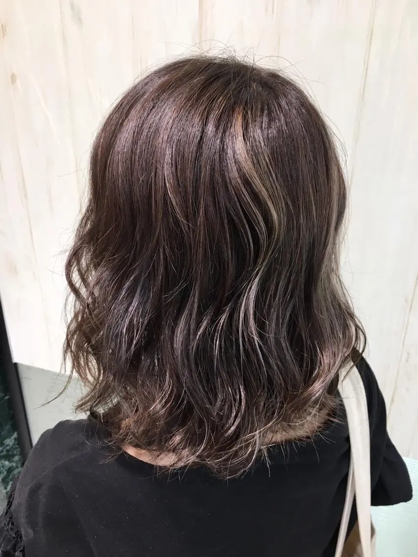 ミディアム カラー グレージュ ハイライトカラー ハイライト カット ヘアカラー ブリーチ/バレイヤ ージュ川端裕司のヘアスタイル