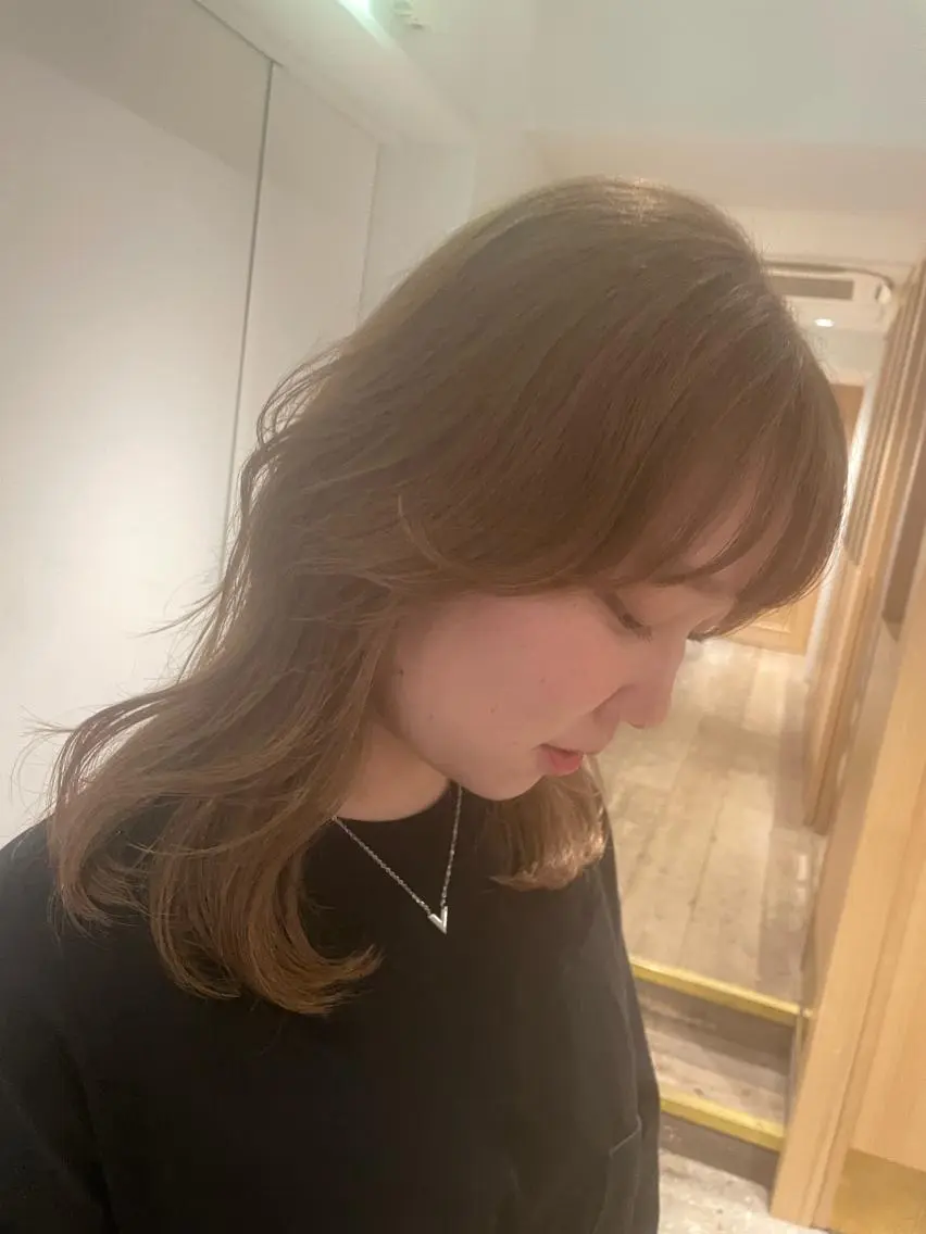 セミロング セミロングパーマ ハイライト レイヤーカット トリートメント 酸性ストレート 透け感カラー/ SUのヘアスタイル