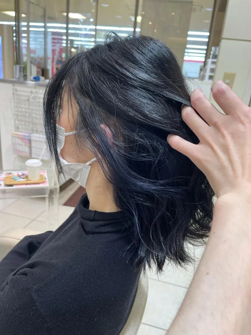 セミロング カラー 黒髪 ブルーカラー ブルーブラック カネヒラ リョウスケのヘアスタイル