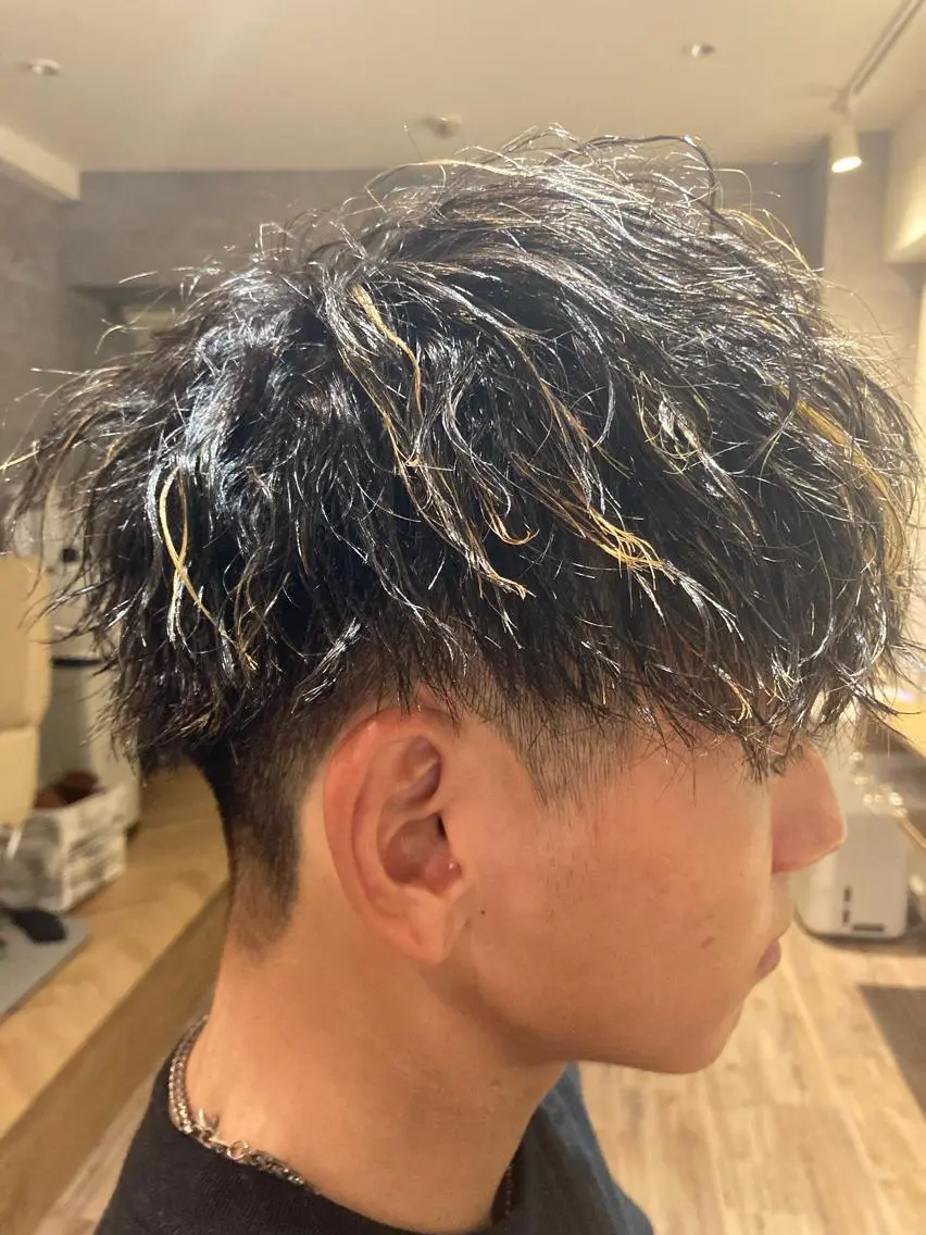 ショート パーマ メンズ メンズハイライト メンズパーマ ツイストスパイラルパーマ ハイライト スパイラルパーマ パーマ 内村 純也のヘアスタイル