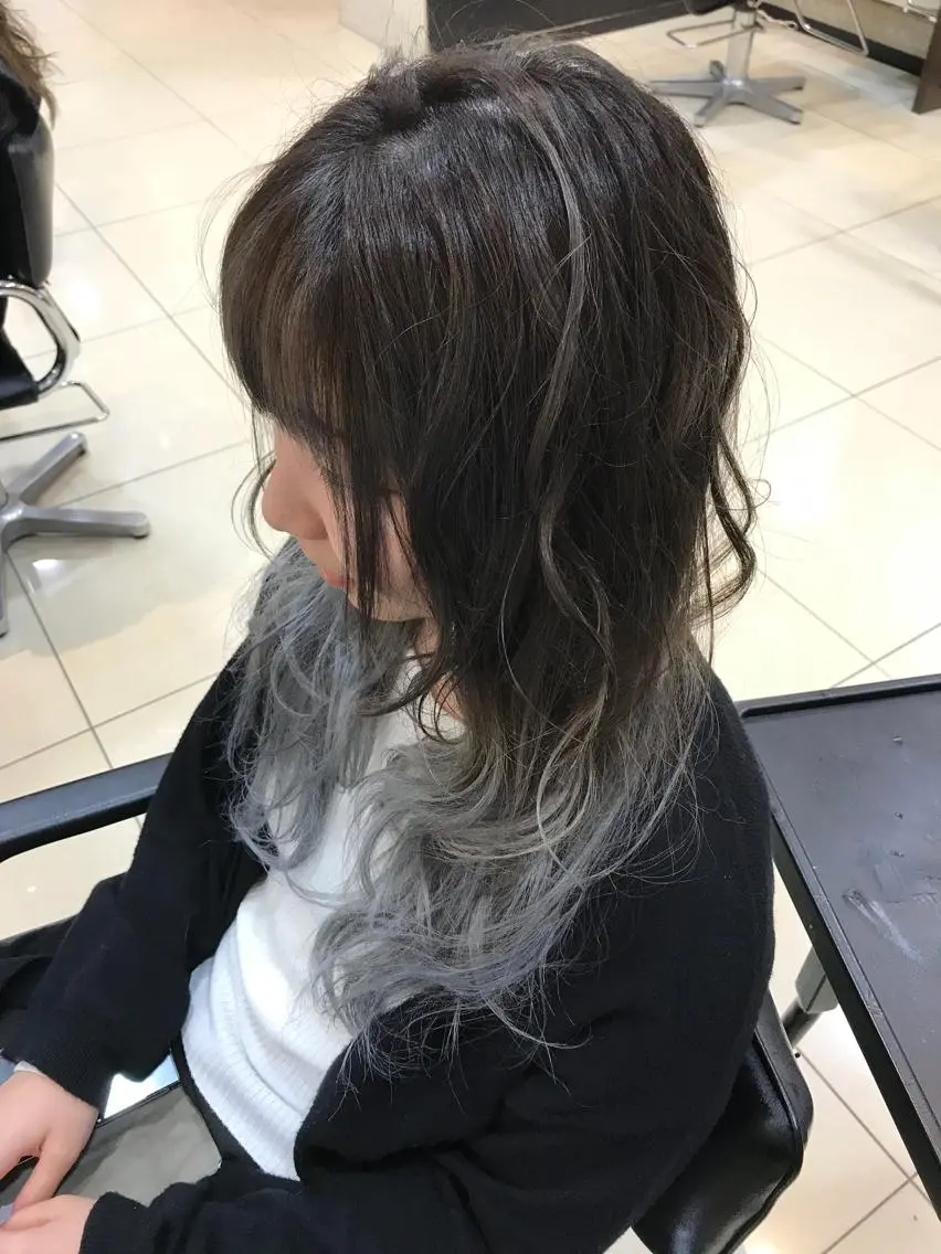 ミディアム カラー アッシュ ブリーチ グラデーションカラー シルバー シルバーアッシュ 大久保 隆蔵のヘアスタイル