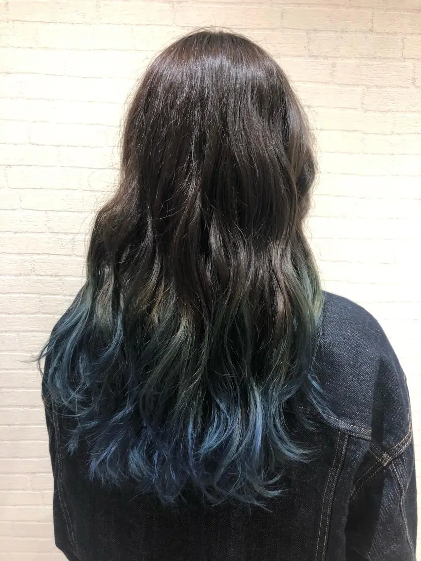 セミロング カラー ブルーカラー グラデーションカラー LiTA RIKUのヘアスタイル