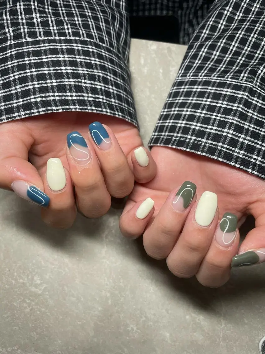 ネイル LAVISH 大和店 emi・:*+のネイルデザイン