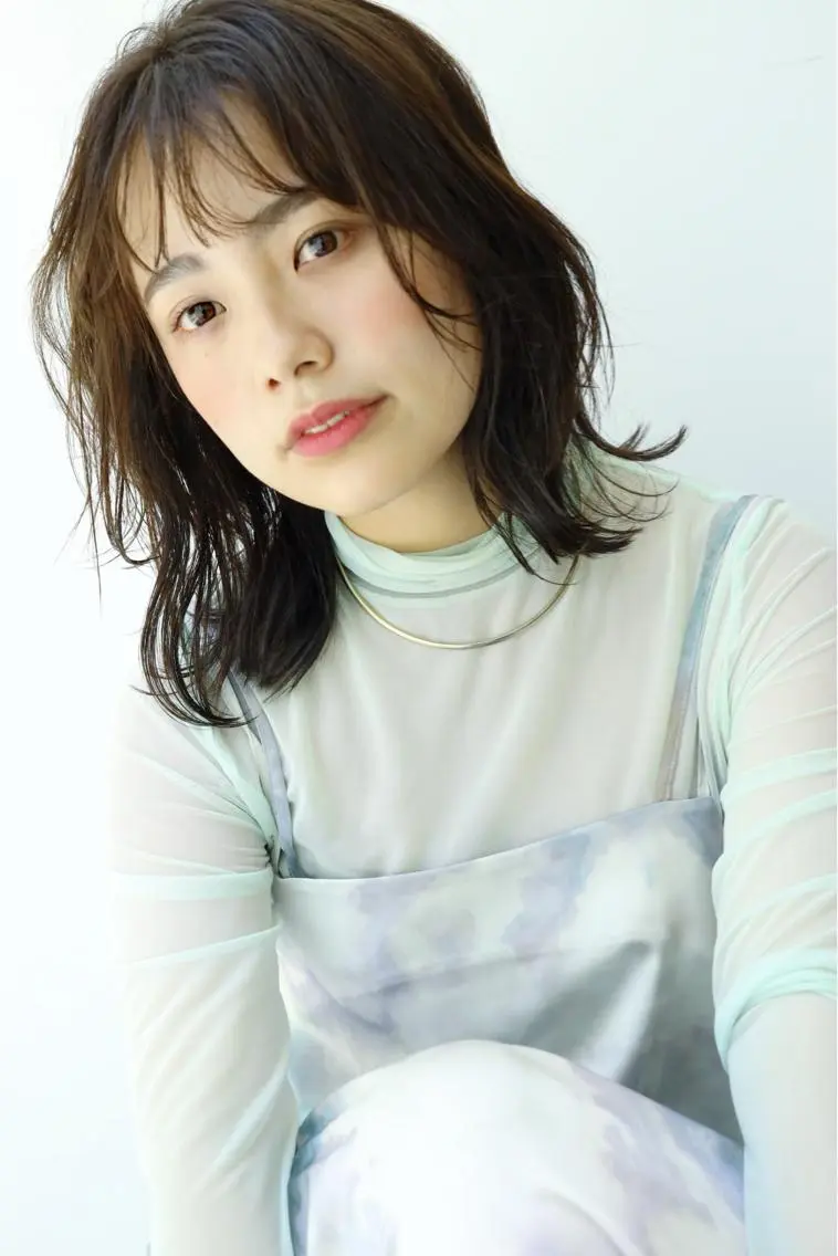 ミディアム カラー ヘアアレンジ 切りっぱなしボブ ミディアムレイヤー アッシュ ベージュカラー ハイライトカラー カット ヘアカラー トリートメント Kawaguchi Arisaのヘアスタイル