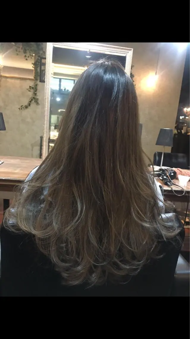 ロング カラー グラデーションカラー ハイライトカラー ハイライト ヘアカラー トリートメント 吉本 yoshimotoのヘアスタイル