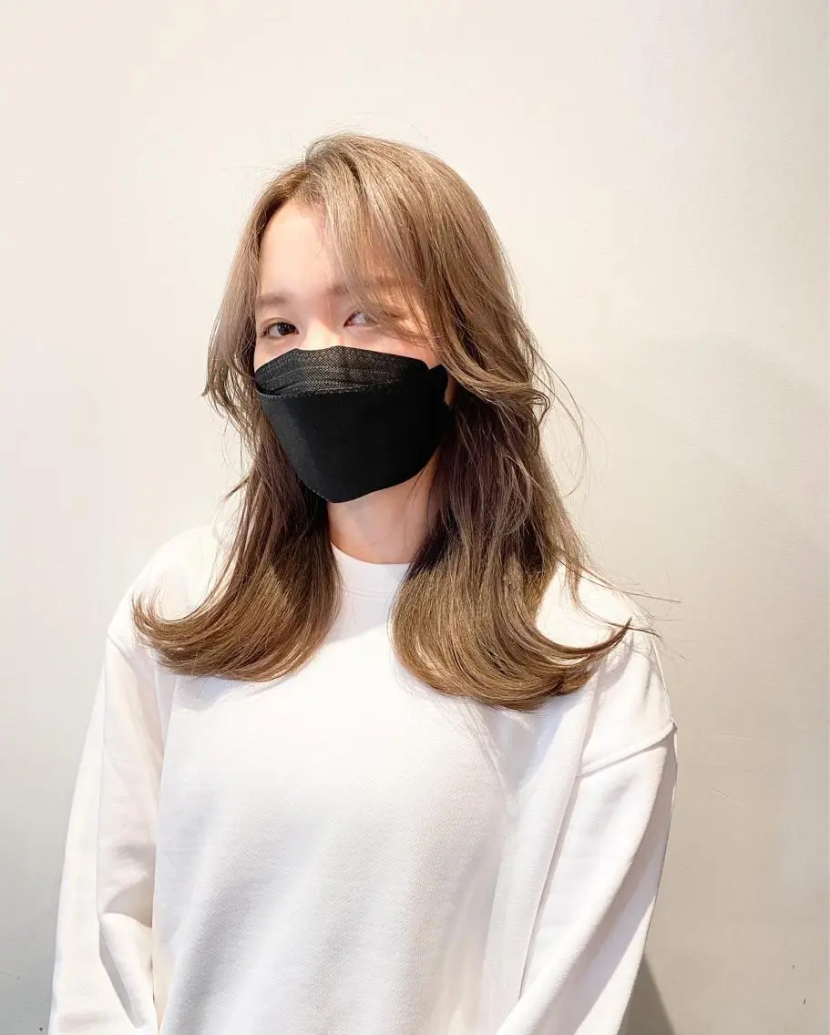ロング カラー ベージュカラー ブリーチ ハイトーンカラー ミルクティーベージュ くびれヘア 美髪ストレート 川本雄己のヘアスタイル