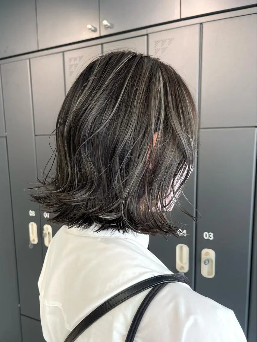 ミディアム カラー 切りっぱなしボブ ハイライトカラー シルバー ボブ ハイライト ヘアカラー トリートメント ハイライト/ショート /ボブ/RYOHEIのヘアスタイル