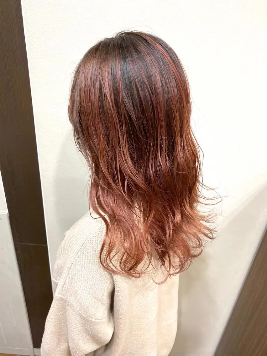 セミロング カラー バレイヤージュ ブラウンカラー レッドカラー レッドブラウン レイヤーカット ヘアカラー 東條 克義のヘアスタイル