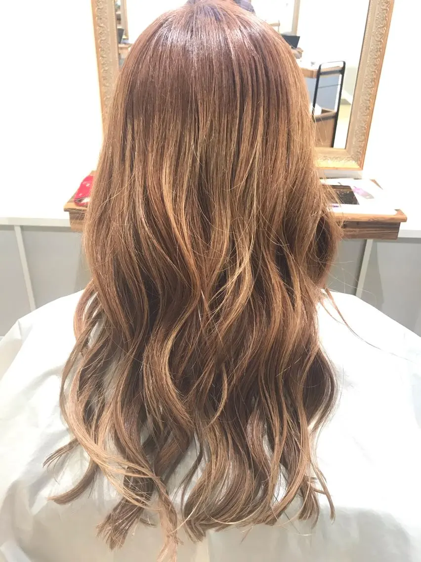 ロング カラー グレージュ u-chambord ユーシャンボールのヘアスタイル