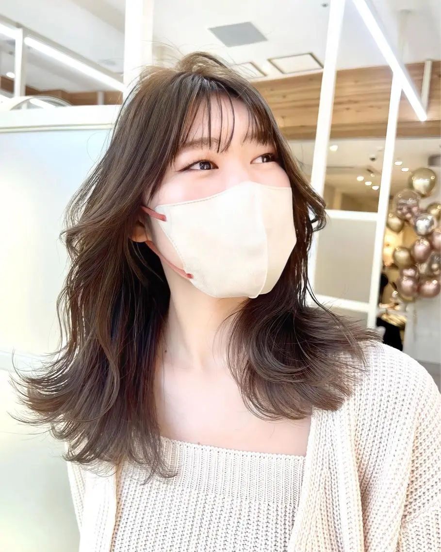 ミディアム カラー 切りっぱなしボブ ブリーチ グレージュ ハイトーンカラー ボブ カット ヘアカラー トリートメント レイヤー専門家 ダブルカラー修のヘアスタイル